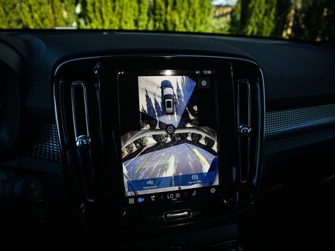 Used 2025 Volvo XC40 B5 Plus image 27