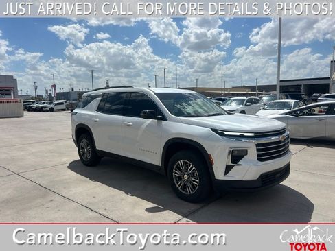 Used 2025 Chevrolet Traverse LT w/ Driver Confidence Package FWD image 1