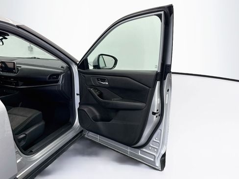 Used 2025 Nissan Rogue SV FWD image 32
