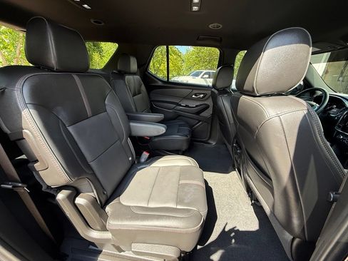 Used 2023 Chevrolet Traverse RS FWD image 40