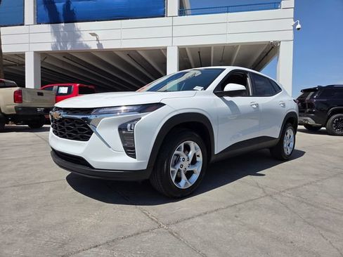 Certified 2024 Chevrolet Trax LS w/ LS Convenience Package FWD image 2