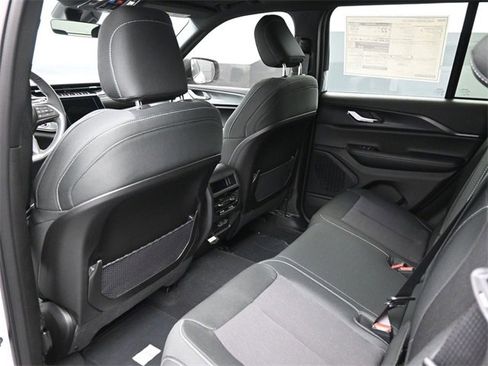 New 2025 Jeep Grand Cherokee Laredo image 16