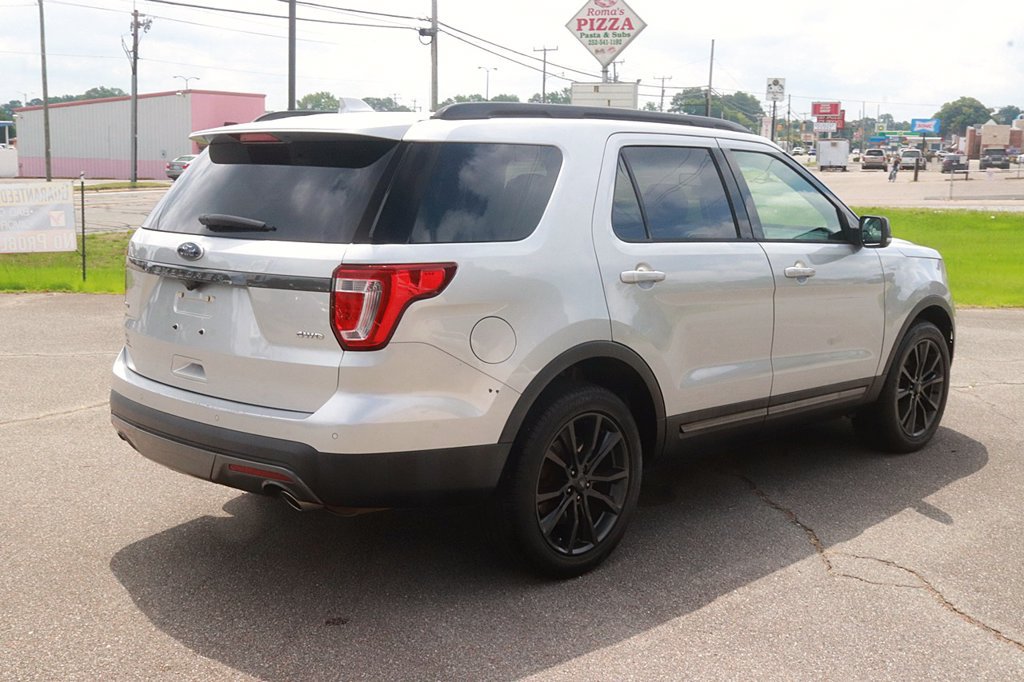 Used 2017 Ford Explorer XLT w/ Equipment Group 202A AWD/4WD image 7