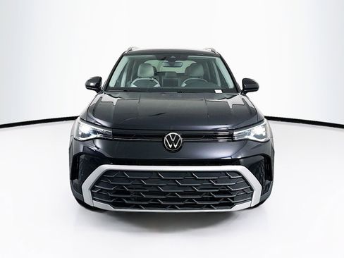 Used 2025 Volkswagen Taos SE image 2