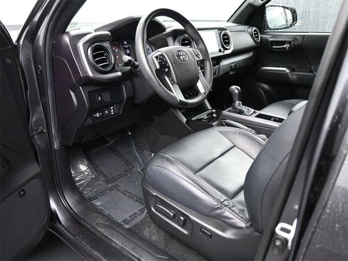 Used 2022 Toyota Tacoma TRD Sport image 2