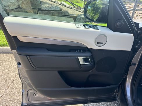 Used 2025 Land Rover Discovery Dynamic SE AWD/4WD image 8