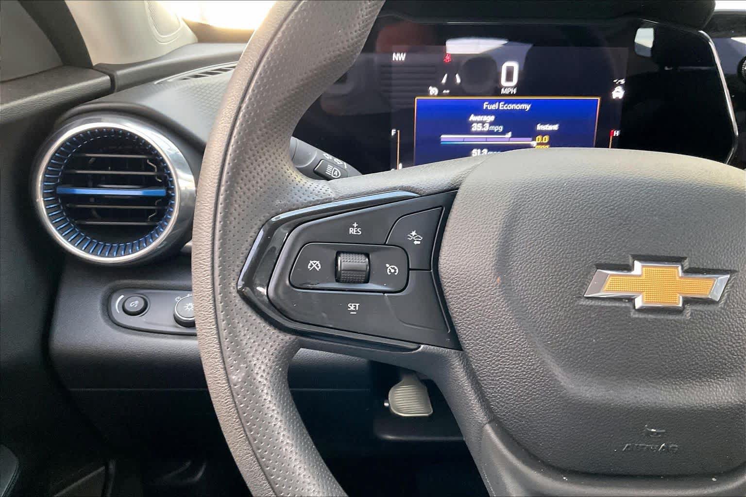 Used 2025 Chevrolet Trax LT w/ LPO, Blackout Package FWD image 23