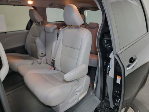 Used 2020 Toyota Sienna XLE FWD image 30