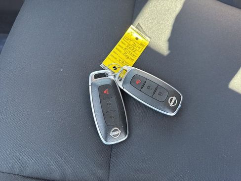 Used 2023 Nissan Rogue S image 31