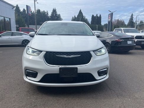 Used 2023 Chrysler Pacifica Touring-L image 2