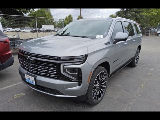 Used 2025 Chevrolet Suburban High Country AWD/4WD image 3