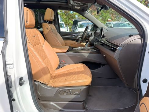 Used 2021 Cadillac Escalade Premium Luxury AWD/4WD image 35