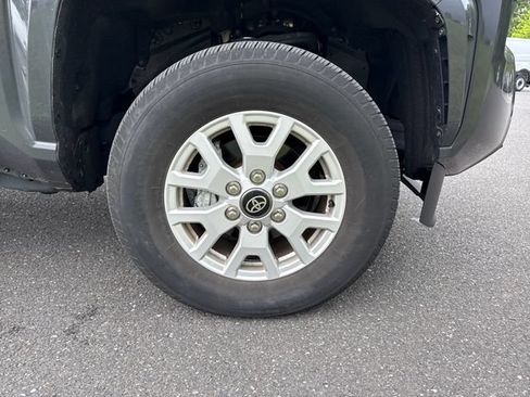Certified 2024 Toyota Tacoma SR5 AWD/4WD image 11