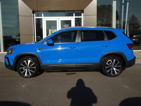 Used 2022 Volkswagen Taos SE w/ Panoramic Sunroof Package image 2