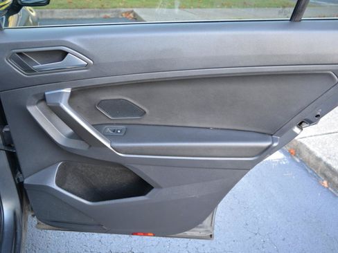 Used 2021 Volkswagen Tiguan SE FWD image 15