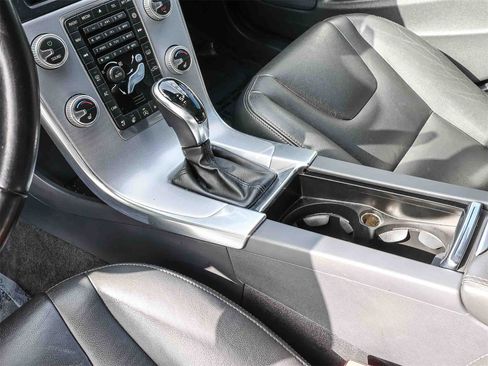 Used 2018 Volvo V60 T5 Cross Country image 21