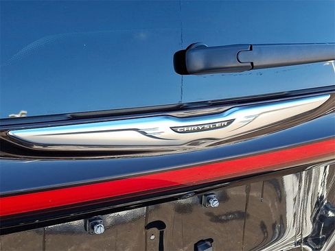 Used 2024 Chrysler Pacifica Touring-L image 31