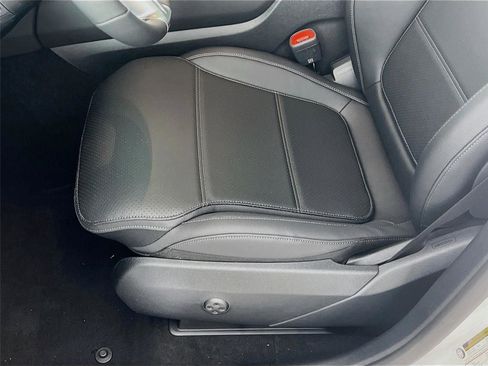 Used 2025 Mercedes-Benz GLC 300 4MATIC image 16