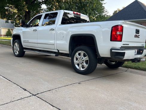 Used 2019 GMC Sierra 2500 Denali w/ Duramax Plus Package AWD/4WD image 3