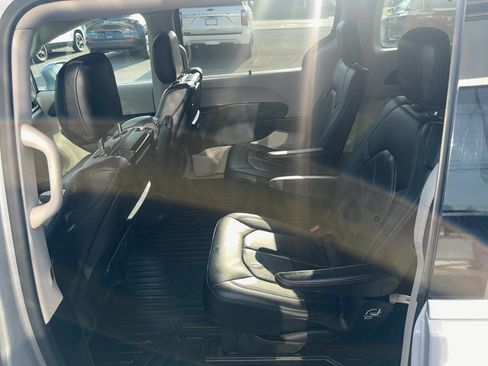 Used 2018 Chrysler Pacifica Touring-L Plus FWD image 11