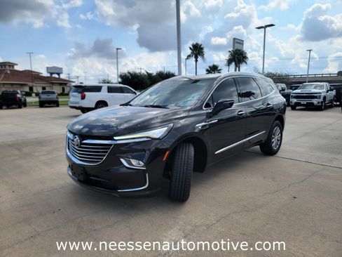 Used 2023 Buick Enclave Essence image 3