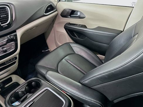 Certified 2024 Chrysler Pacifica Touring-L image 33