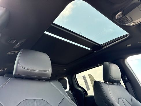 New 2025 Chrysler Pacifica Select image 15