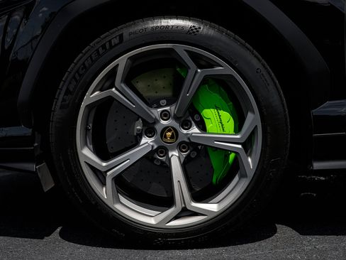 Used 2022 Lamborghini Urus AWD/4WD image 6