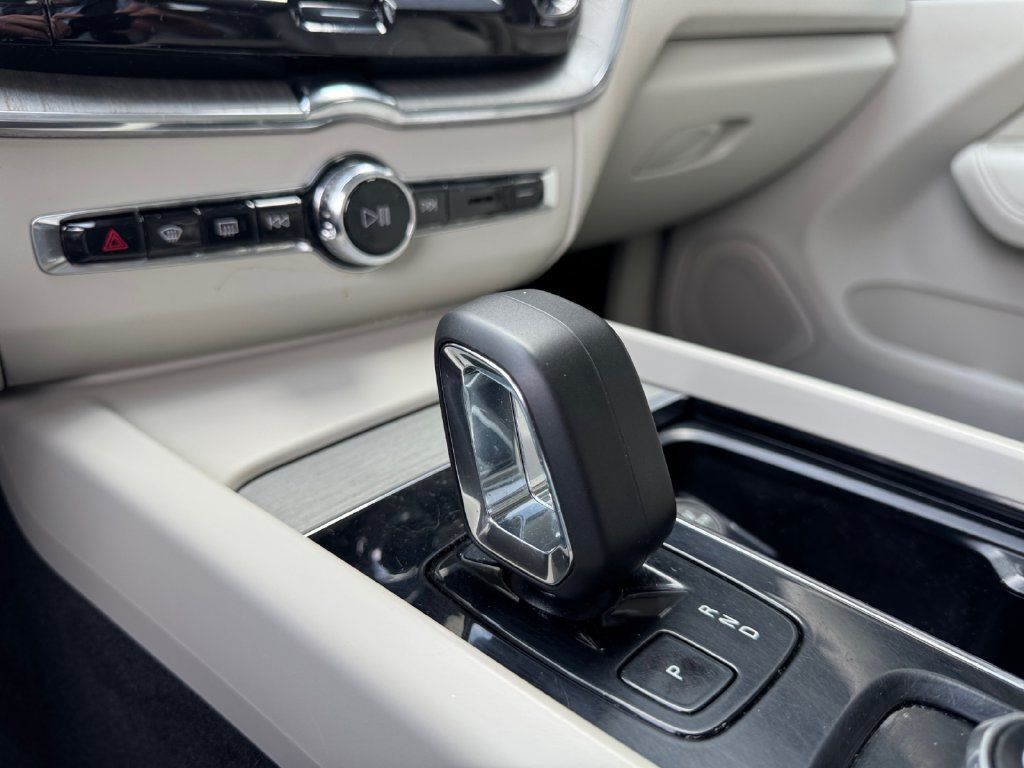 Certified 2024 Volvo XC60 B5 Plus w/ Protection Package Premier AWD/4WD image 15