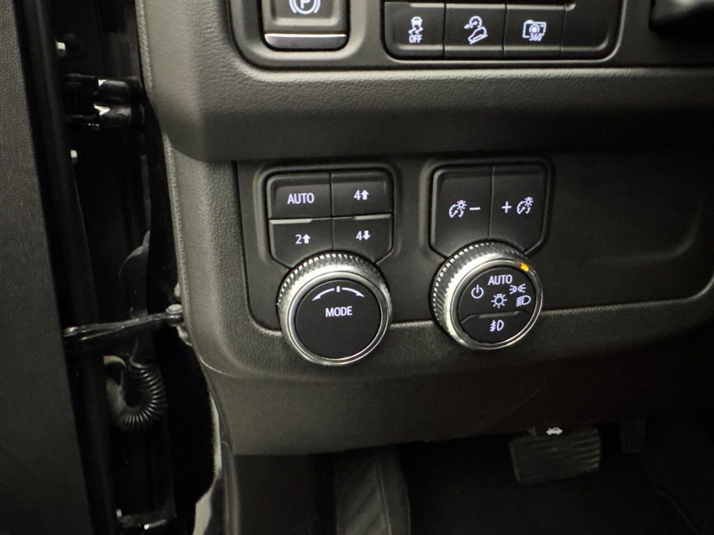 Used 2024 GMC Yukon AT4 w/ Technology Package AWD/4WD image 31