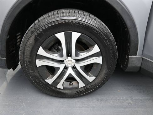 Used 2018 Toyota RAV4 LE FWD image 18