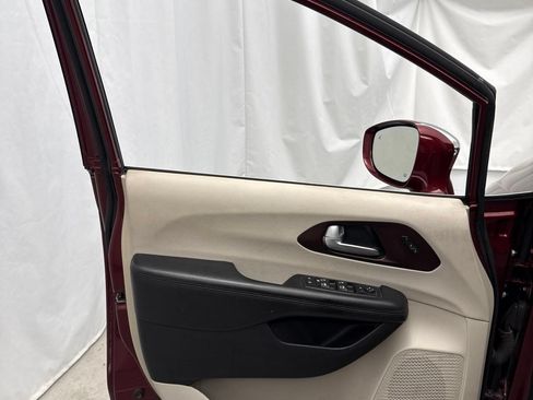 Used 2018 Chrysler Pacifica Limited FWD image 10