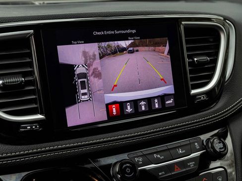 Used 2024 Chrysler Pacifica Limited FWD image 18