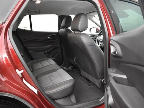 Used 2025 Chevrolet Trax LT w/ LT Convenience Package image 18