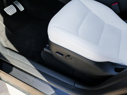 Used 2023 Tesla Model Y Performance image 14