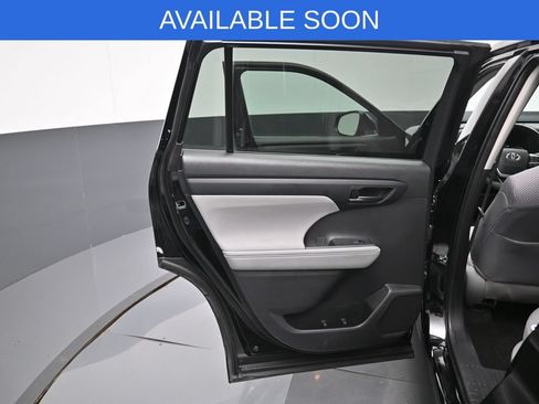 Used 2023 Toyota Highlander LE FWD image 30