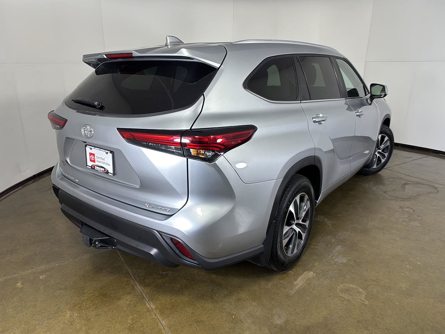 Used 2023 Toyota Highlander XLE AWD/4WD image 10