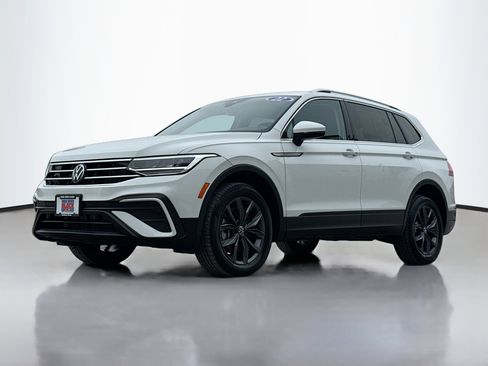 Used 2022 Volkswagen Tiguan SE w/ Panoramic Sunroof Package image 12