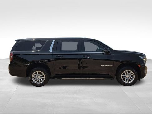 Used 2022 Chevrolet Suburban LT w/ Luxury Package RWD image 5