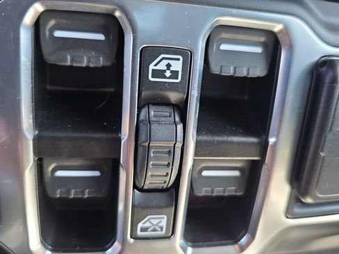 Used 2023 Jeep Wrangler Unlimited Sahara AWD/4WD image 15