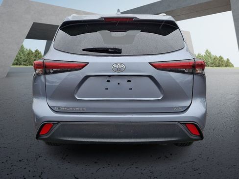 Used 2023 Toyota Highlander XLE FWD image 5