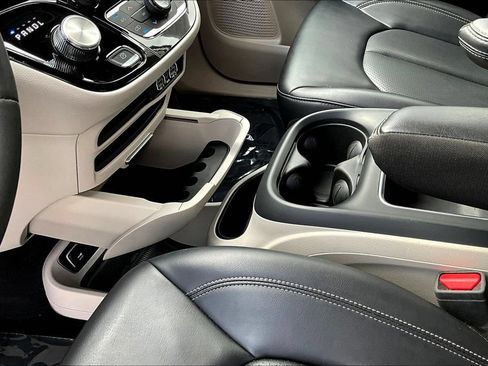 Used 2023 Chrysler Pacifica Touring-L FWD image 17