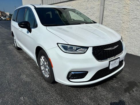 Used 2024 Chrysler Pacifica Touring-L FWD image 2