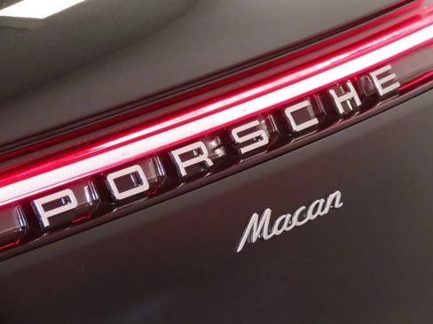 Certified 2026 Porsche Macan AWD/4WD image 12