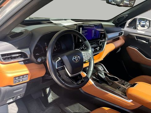 Used 2023 Toyota Highlander Platinum FWD image 18