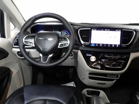 Used 2024 Chrysler Pacifica Limited FWD image 18