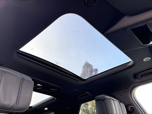 Used 2024 Land Rover Discovery Metropolitan Edition image 29