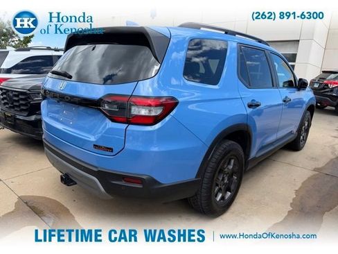 Used 2025 Honda Pilot TrailSport image 2