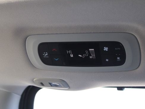 Used 2018 Chrysler Pacifica Touring-L Plus w/ Tire & Wheel Group image 27