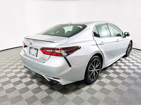 Used 2021 Toyota Camry SE image 3